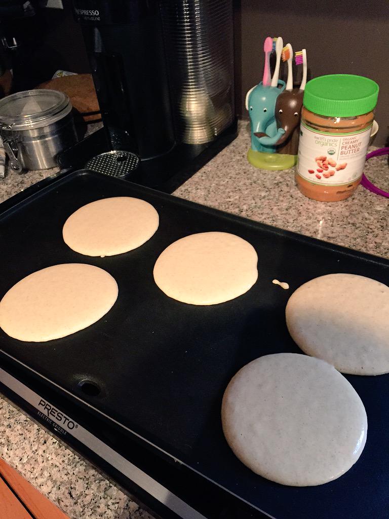jamiasan's tweet photo. @neverlow I'm making pancakes. 😞 http://t.co/4xf7UxwObs