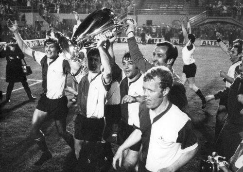 Feijenoord12's tweet photo. Vandaag 45 jaar geleden, Feyenoord wint de EuropaCup 1 #6mei1970 http://t.co/fIYBE6DSNT