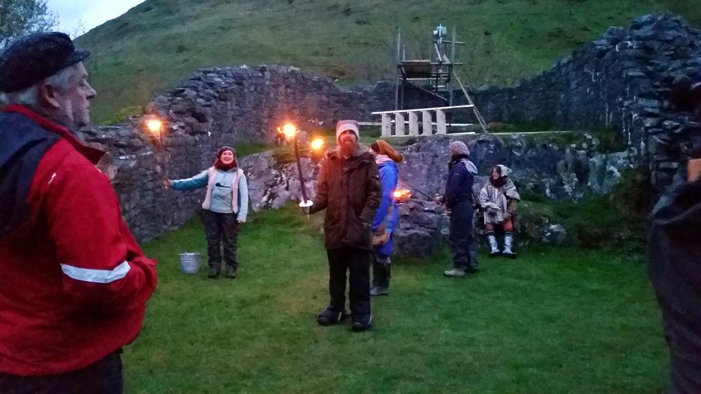 mirain87's tweet photo. Prosiect ysbrydoledig @ArWaithArDaith gan @YGanolfan a @walk_the_plank_ yn #castellybere. Lleoliad hyfryd! #awen2015 http://t.co/HYQ1A1umKa