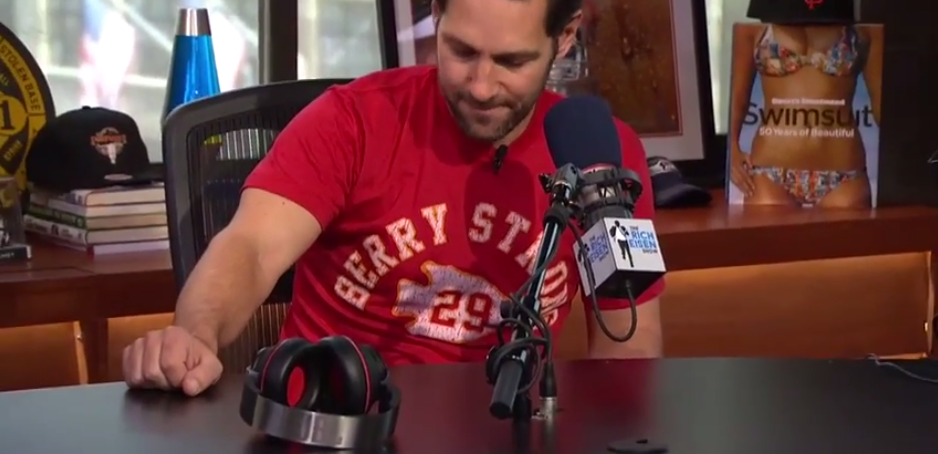 ArrowheadPride's tweet photo. Paul Rudd wears Berry Strong shirt in first half of Rich Eisen show, Charles in Charge shirt in second half http://t.co/eT9zrNTcKt