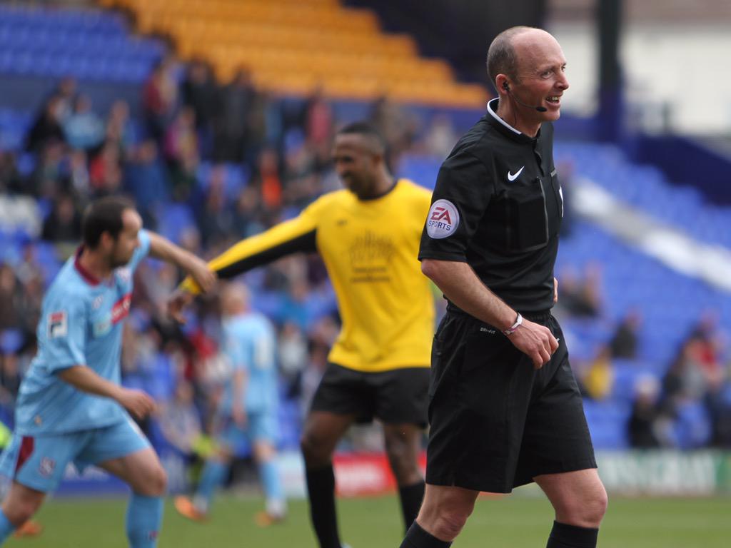 GoodysGame's tweet image. Here's Mike Dean after ordering the retake. Not sure what @Shukes18 and Ricardo Fuller are up to behind him?