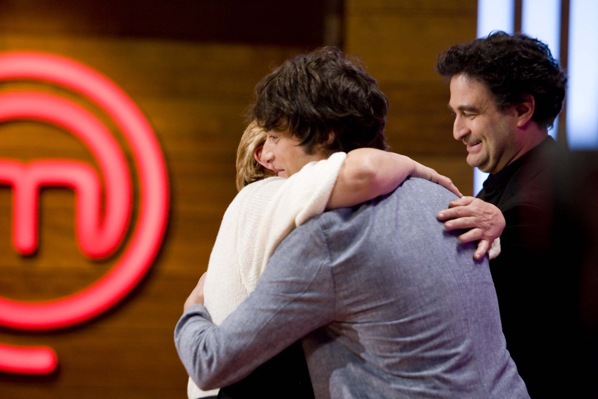 MasterChef_es's tweet photo. @EncinaMChef3 rompe el 'protocolo' y abraza al jurado de #MasterChef antes de irse http://t.co/LGWlqCzkx9