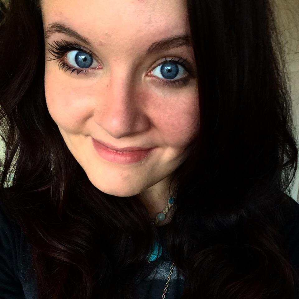 beautybykayuk's tweet image. Right side: no makeup ❌❌Left side: Younique 3D fiber lash mascara and cream foundation in velour 😍😍😍#amazingcoverage