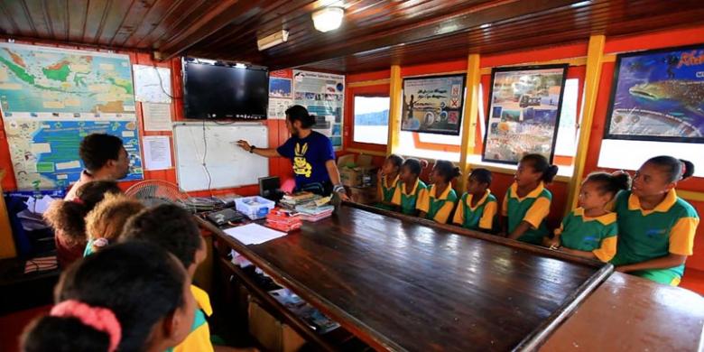 kompascom's tweet photo. Papua, Pulau Terkaya Sekaligus Termiskin di Indonesia #Brandzview http://t.co/dPkeVB7Mmt http://t.co/R16uAEzKMa