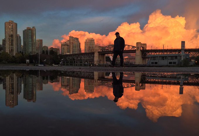 The sky on fire. You're something else, #Vancouver. http://t.co/QjDMZRCoJb<a href="/tag/vancouver"class="tags">#Vancouver</a>