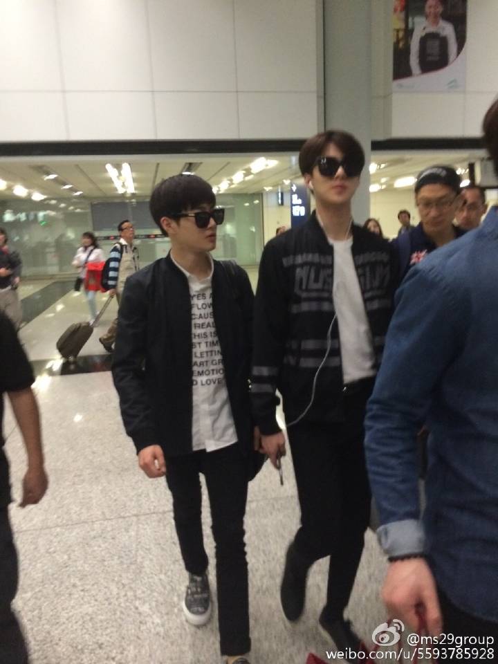 EXOINDONESIA's tweet photo. 150506 Suho Sehun @ Hongkong airport (cr: ms29group) http://t.co/Gk8PkH6hbW