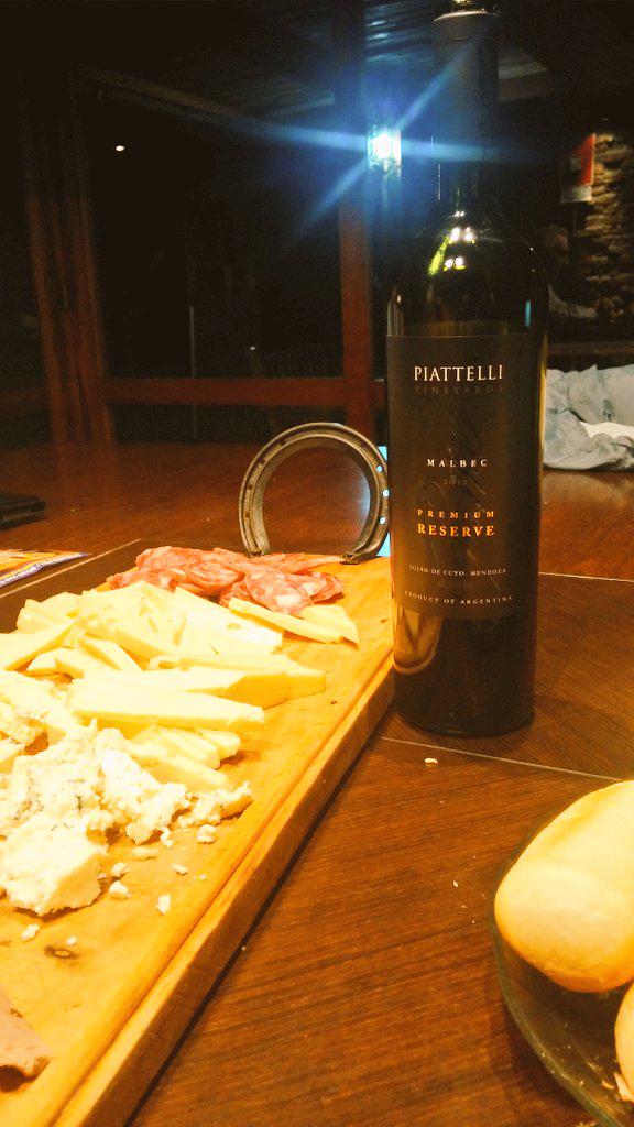 PoloMB's tweet photo. Cortando la semana, picada+amigos y Vinazo! @PiattelliArg @valeantolin @gabrielfidel @RobertodelaMota @sergiobacaloni http://t.co/3VWwMMCGhP