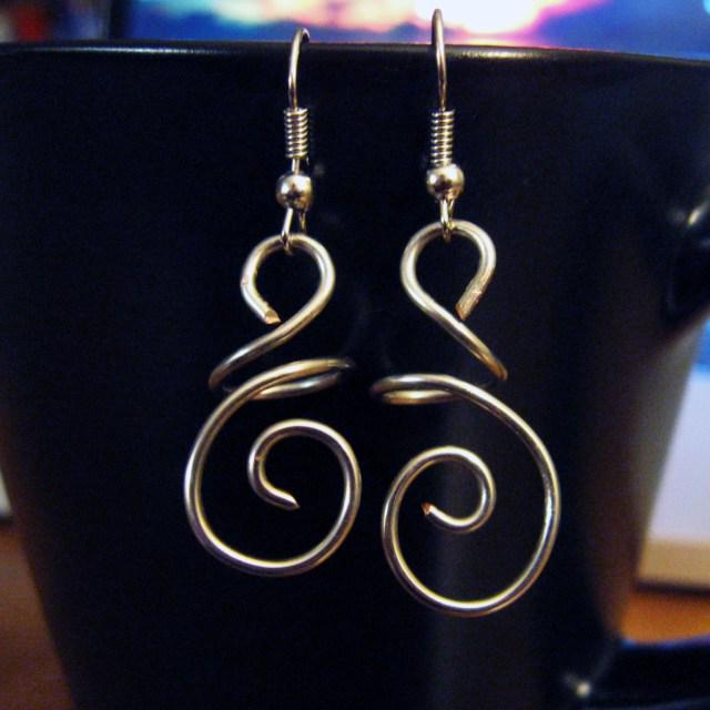 Station_TEEN's tweet photo. DIY Hanging Swirl Wire Earrings http://t.co/Lc6ghaS6Io via @MSMondays #DIY #Fashion http://t.co/ANSXdPMqUx