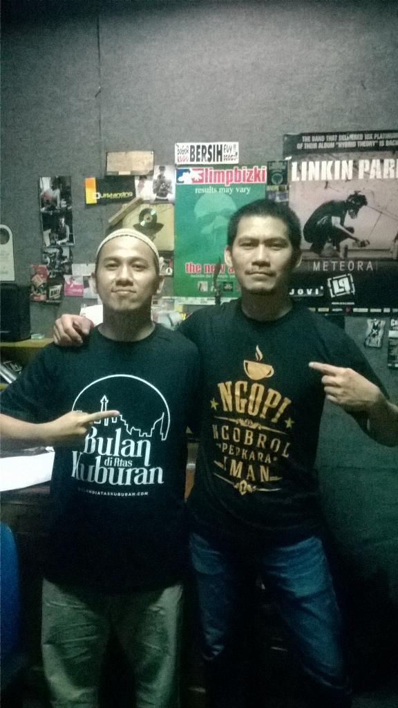 Semoga kaos SAJnya nyaman dan menjadi asbab hidayah ya mas bro <a href="/Donny_Alamsyah/">Donny Alamsyah</a> 😊 syukron mas ... Cc <a href="/salmansakti/">Salman Al-Jugjawy</a>