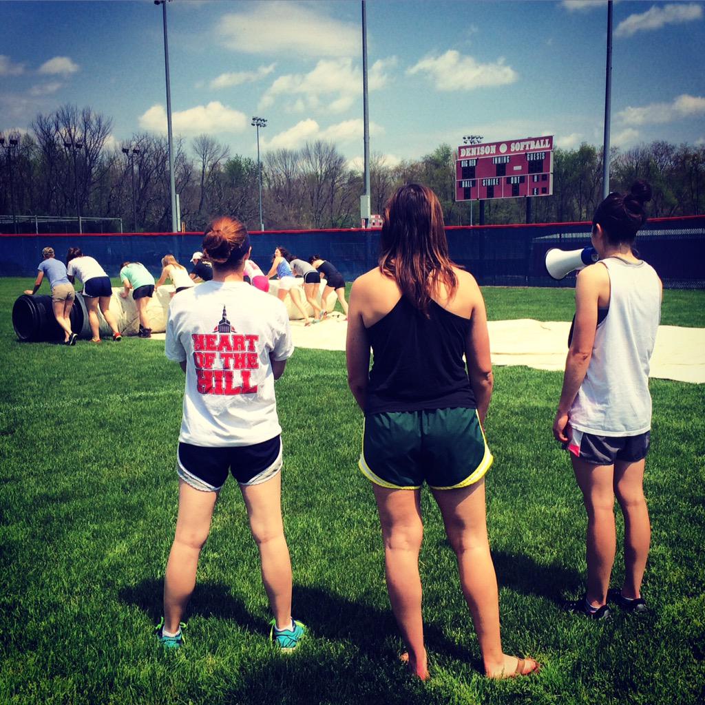 DenisonSoftball's tweet image. Carrying out one last task as captains. #taskmasters #bestrolloftheyear #ourtime #DUfamily