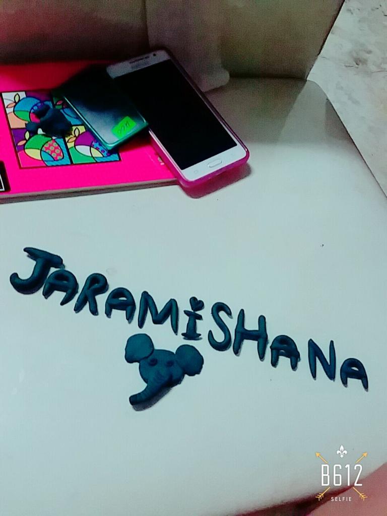 valehendz's tweet photo. #jaramillogettingatatto Miraalo http://t.co/i3sHzd0UyJ