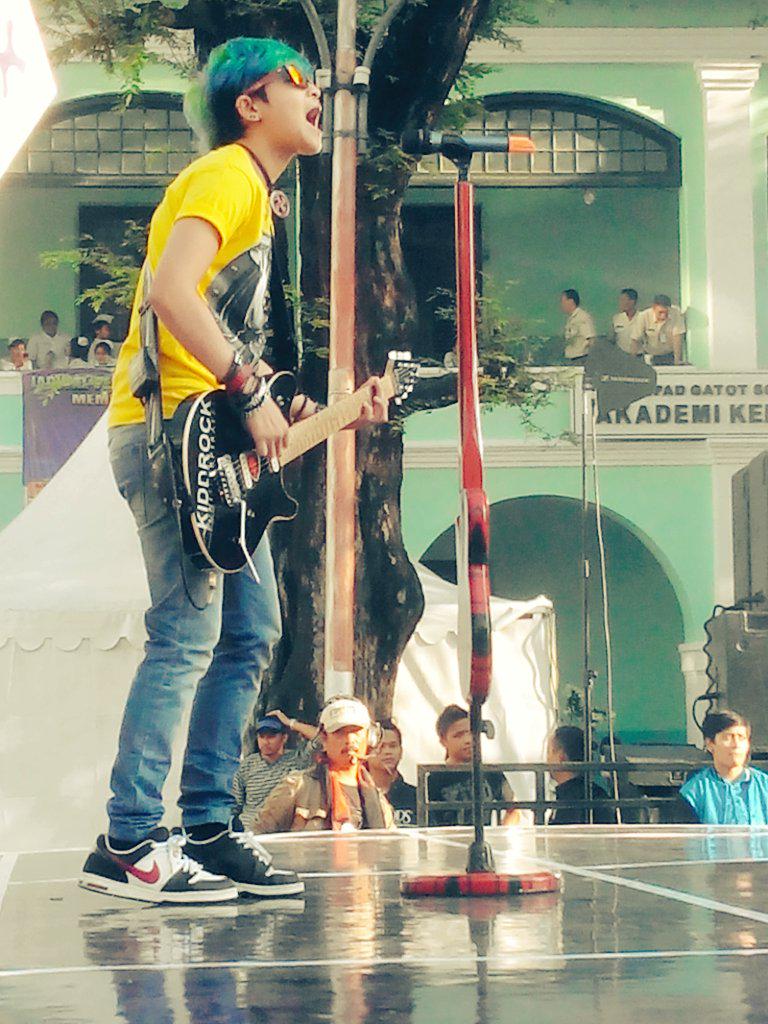 VDepok's tweet photo. "@MitaEnglandMuse: RT@EdyMitharockerz: Cakep bngtt dahh kak kece @MitaEnglandMuse @Aradrizki kuning2 cerahh bngett http://t.co/zkLHPIiZ9H""