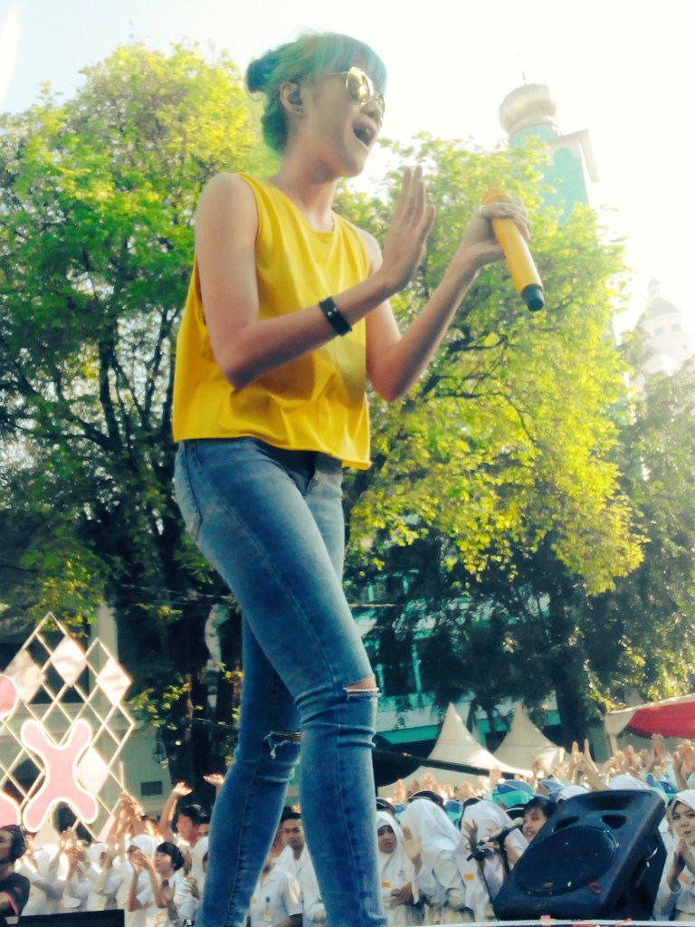 VDepok's tweet photo. "@MitaEnglandMuse: RT@EdyMitharockerz: Cakep bngtt dahh kak kece @MitaEnglandMuse @Aradrizki kuning2 cerahh bngett http://t.co/zkLHPIiZ9H""