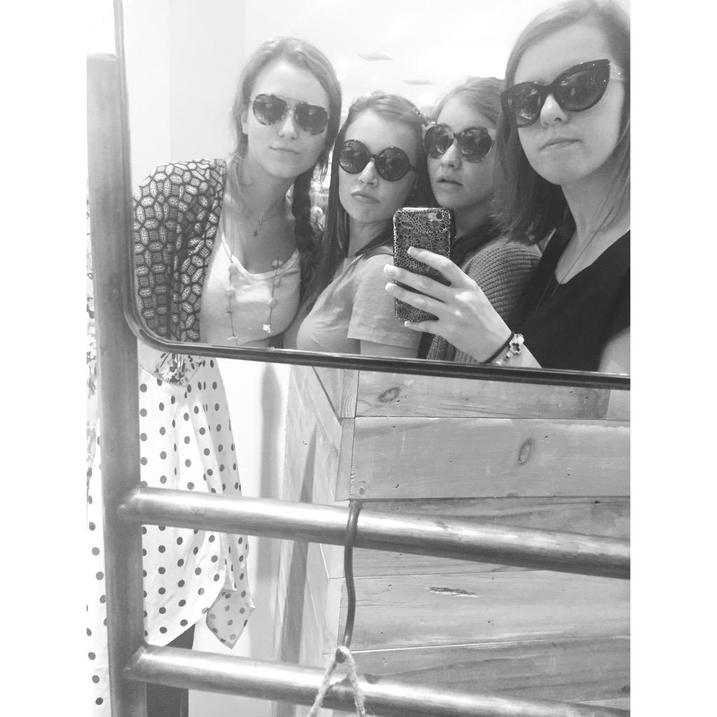 patterson_lex's tweet photo. a night out on the town

(when anthro is your aesthetic but the dollar store is your budget) http://t.co/wKgPd8nfKm