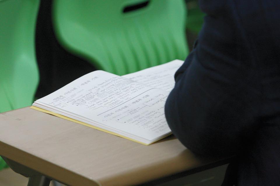 rmhschool's tweet image. 2015 봄학기 정규강좌 &amp;lt;깨어있는 시민과정 1기&amp;gt;가 조대엽 교수님의 &apos;생활시민의 시대&apos;를 1강으로 매주 함께하고 있습니다^^ #노무현시민학교 #시민교육 #조대엽 #깨시민