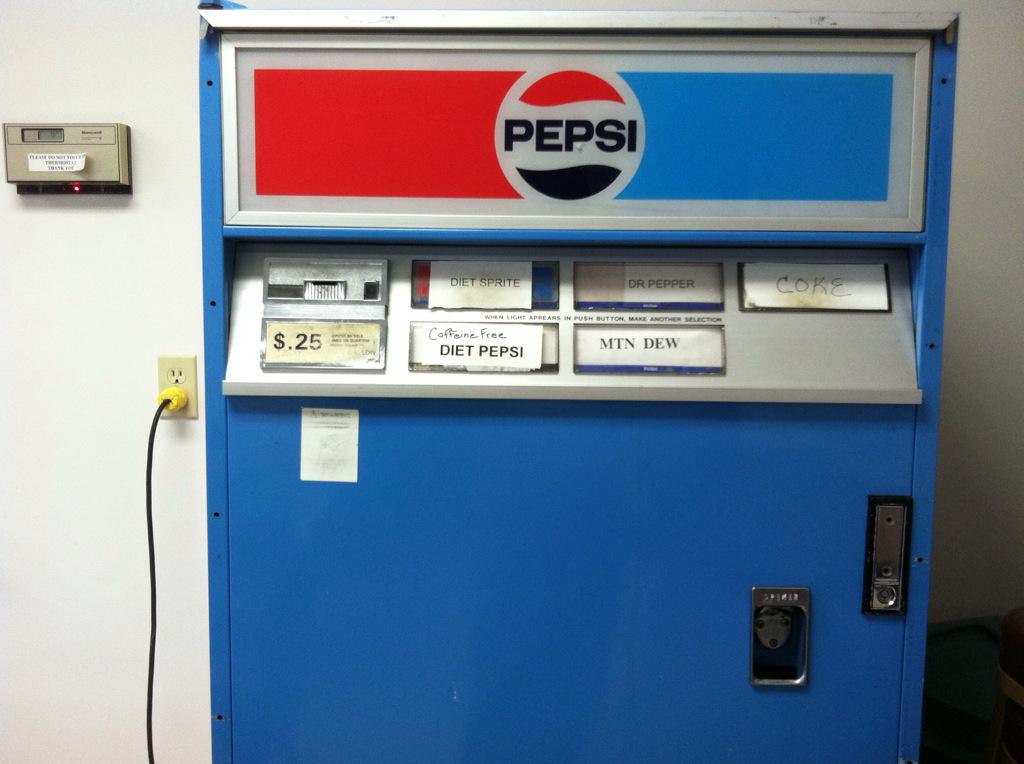 peter_sel's tweet photo. 25 cents soda vending machine http://t.co/oQSGXxGyAG