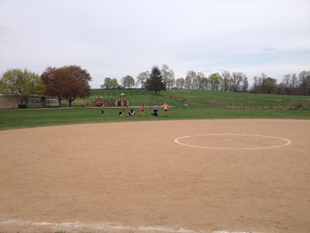 HV_Softball's tweet photo. Teamwork Tuesday #rocktreebridge http://t.co/5SXnKxQVPk
