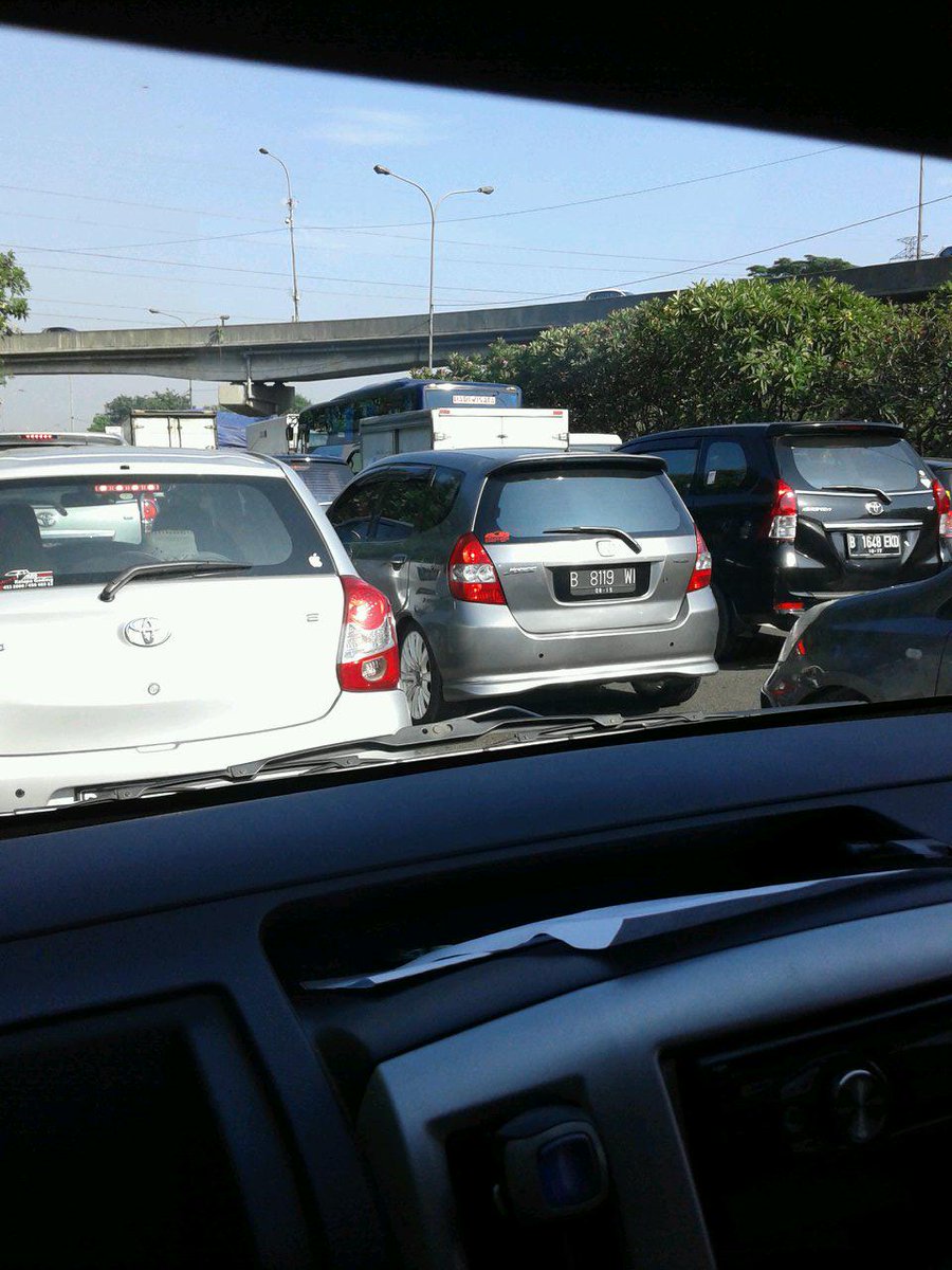 arivku's tweet photo. Tol JORR kp rambutan arah tb simatupang pd indah padat dan merayap http://t.co/kqhBI4Egvs