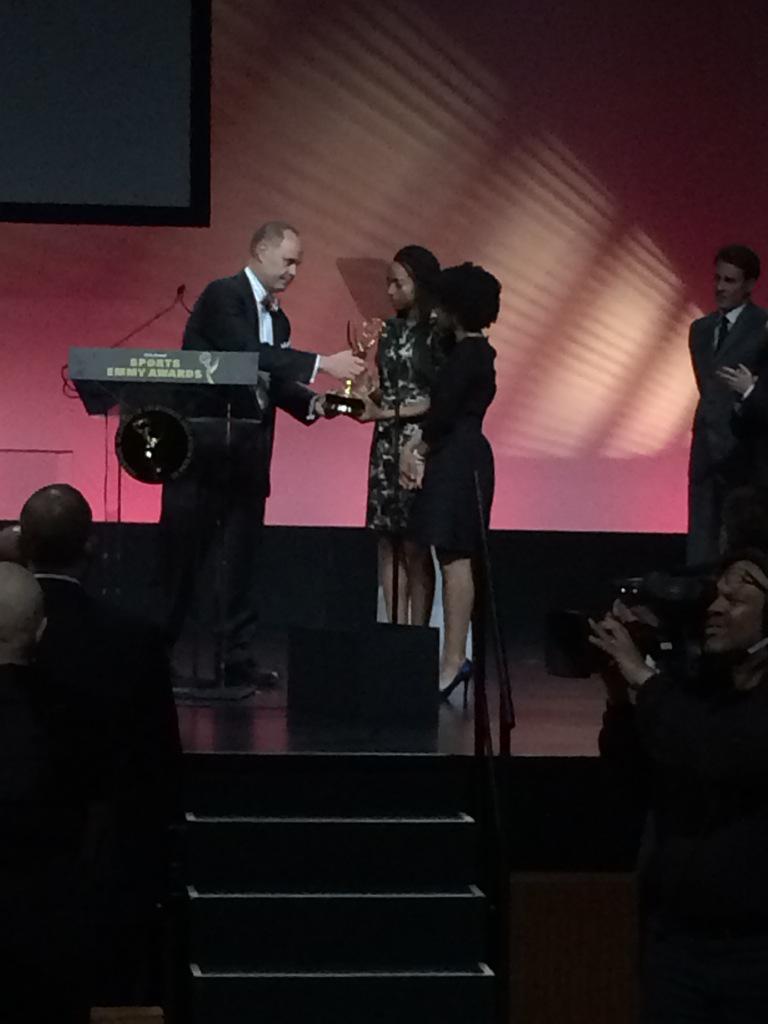 MichaelJSoltys's tweet image. Ernie Johnson, in an all time class move,  gives his Emmy to Stuart Scott's daughters