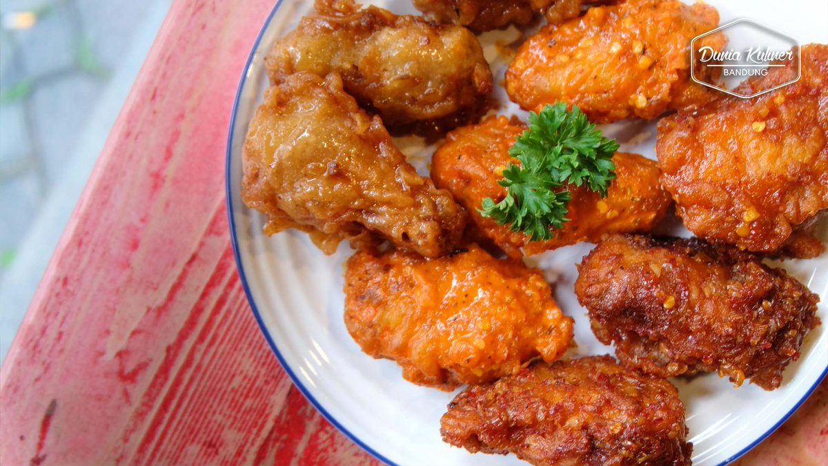 Menu serba ayam di <a href="/ayamayamanBDG/">Ayamayaman</a>, dijual oleh Mami Ayam! ;) full review check bit.ly/ayamayamanBand…