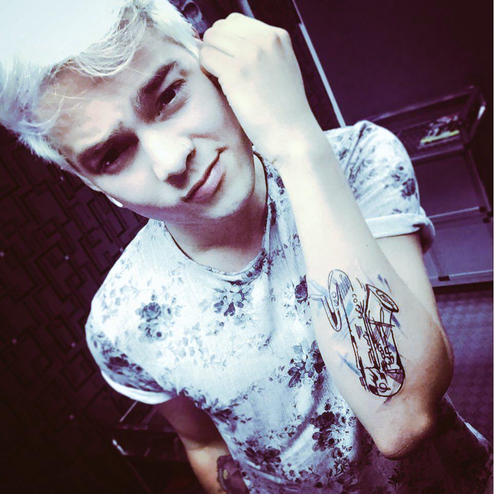 623luisa's tweet photo. te Quedo Bien Por Mi Parte Está Genial #JaramilloGettingATattoo @Juanjaramilloe http://t.co/UZSRpoZoUe