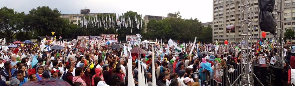 Pocopelo22's tweet photo. #MorenaCrece #MorenaVa tambien luchamos por quien sun justificacion nos odian ! Amlo en #Tlatelolco http://t.co/pXx7uvCQuw