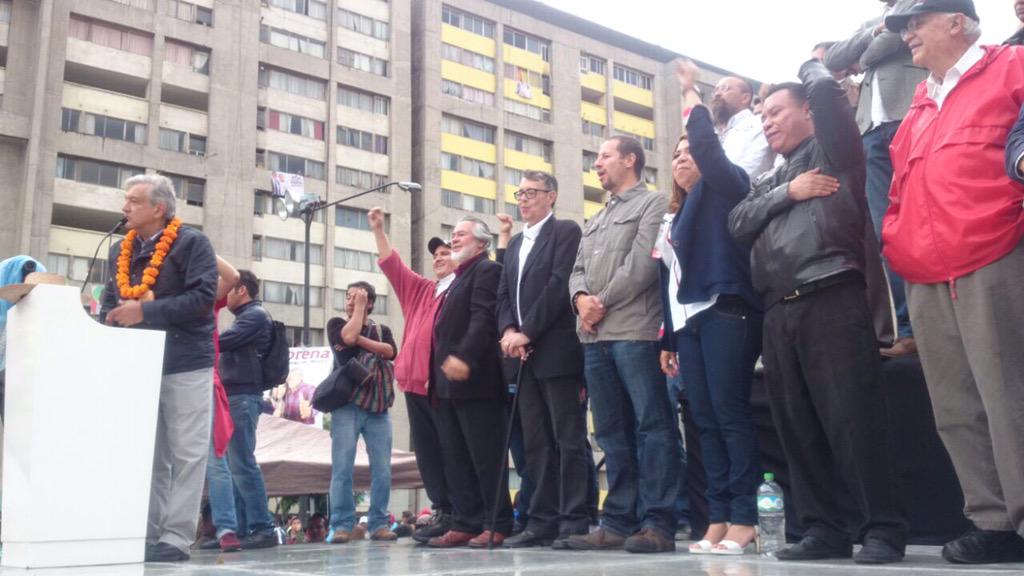 Pocopelo22's tweet photo. #MorenaCrece #MorenaVa tambien luchamos por quien sun justificacion nos odian ! Amlo en #Tlatelolco http://t.co/pXx7uvCQuw