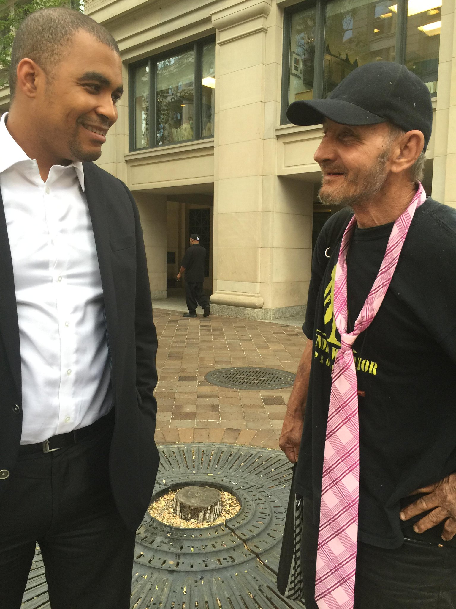 Dc Does On Twitter Does Lejuan Strickland Ltstrick04 Gives Tie To Vietnam Vet Can T Thank You Enough Veteranslivesmatter Iwishuknew Http T Co Esrrjlgjbv