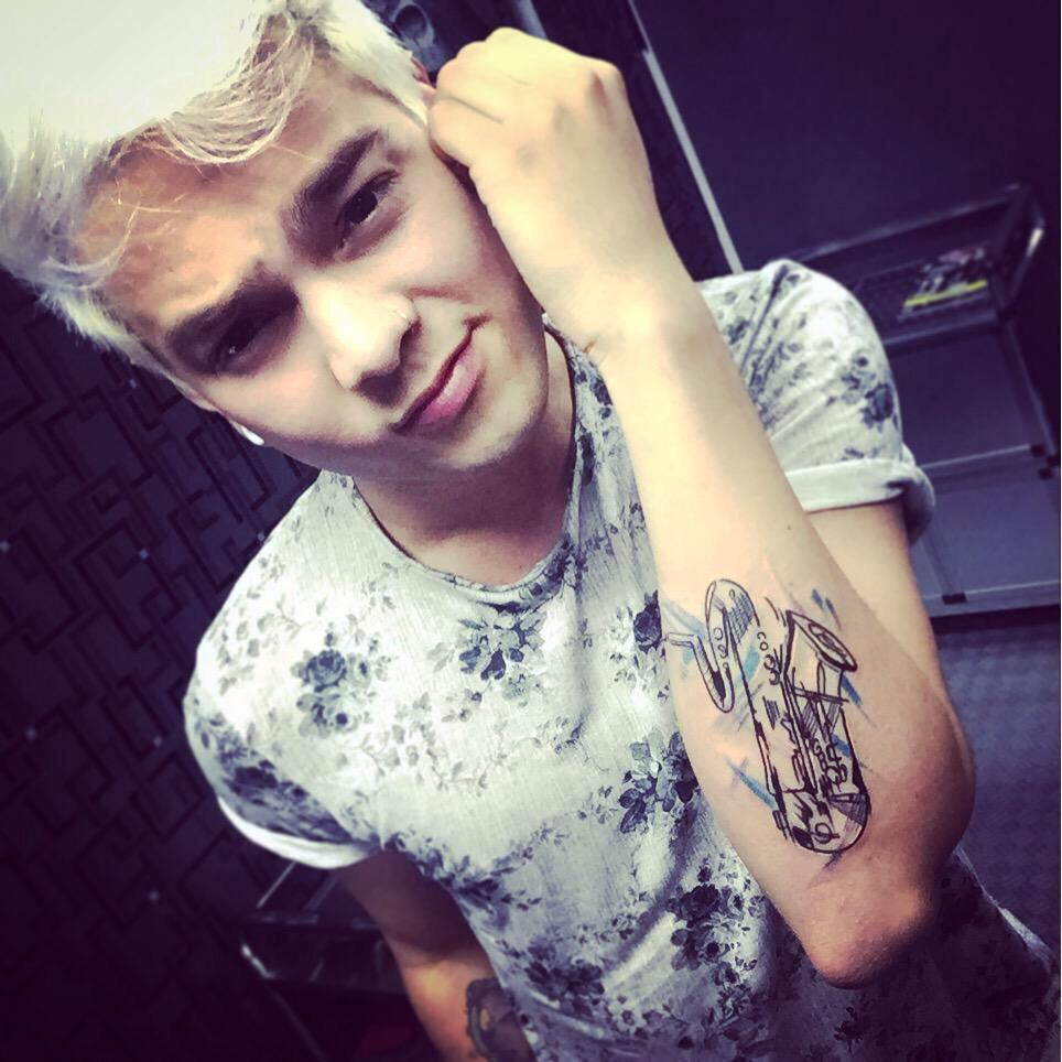 Juanjaramishoe's tweet photo. #JaramilloGettingATattoo 🎷😱 ¿qué les parece? https://t.co/JoROl8eDyJ // http://t.co/juMHcBsgVu