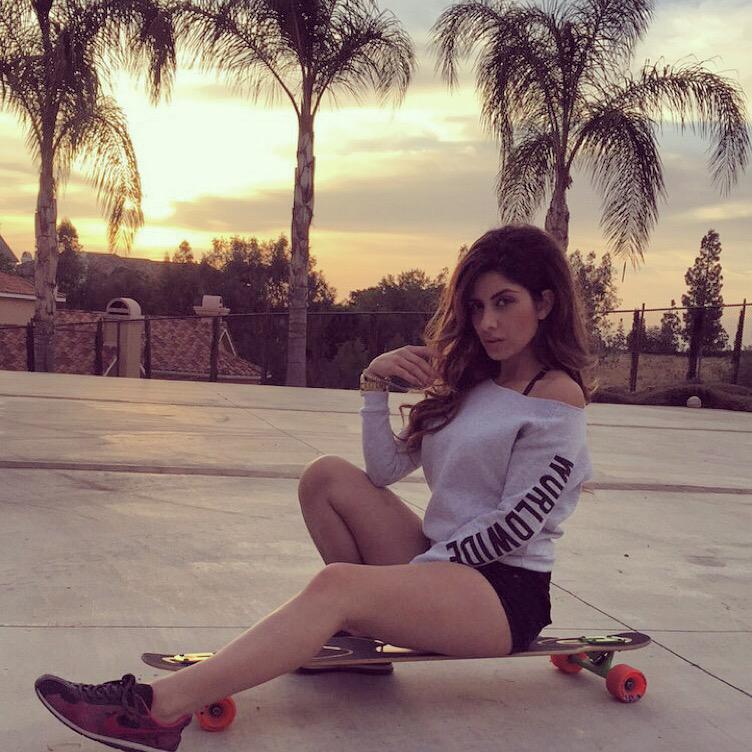 itstaniaponce's tweet photo. Young &amp; Free💛💛🌴 http://t.co/g8KvMdUOmS