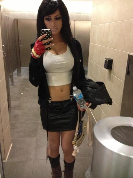SinnerCircIe's tweet photo. Nice phone, nice shoes. http://t.co/uShj3YjtkO