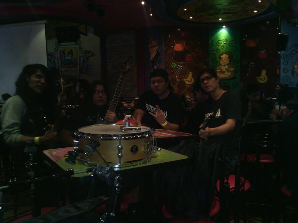 RosswellMex's tweet photo. #RosswellLive
Rosswell 47 antes de presentarse en la chilanguita
Comentario : El "ingeniero" en audio es un asco. http://t.co/KcoopuB1aT