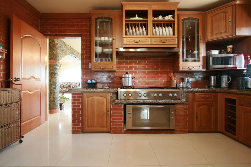 HomeIdeasMag's tweet photo. #Red #brick #Kitchen #interiors somehow remind us of the #industrial pd instead of the #countryside. #wood #design http://t.co/2whkYAtSI0