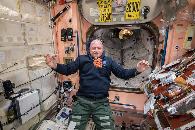 NASA's tweet image. .@StationCDRKelly answers @YouTube creators' Qs at 6:35am ET Wed. Watch live go.nasa.gov/1dM3a5y #YearInSpace
