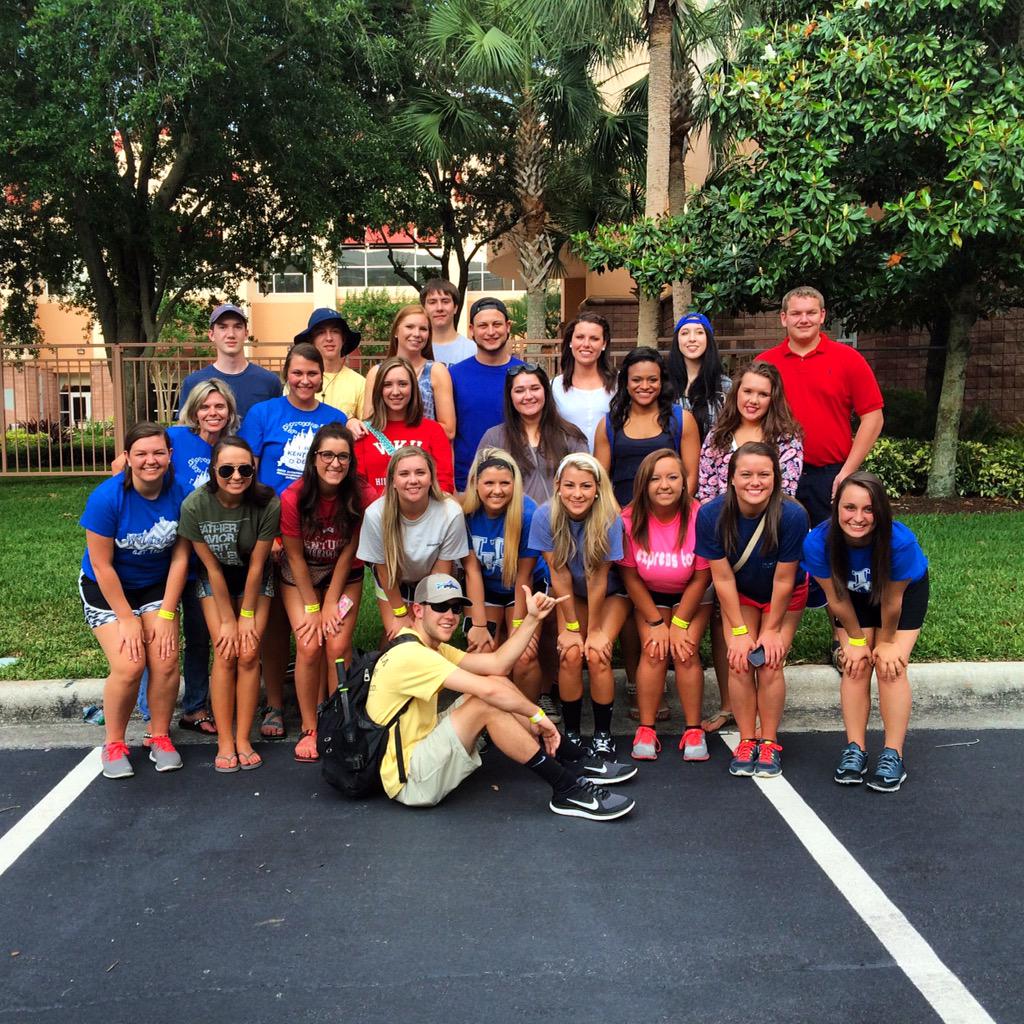 MJoYoungblood11's tweet photo. Miss waking up to 85 degree weather at 8 AM and these people right across the hall 💘 #reallifestinks http://t.co/MSim9clP8r