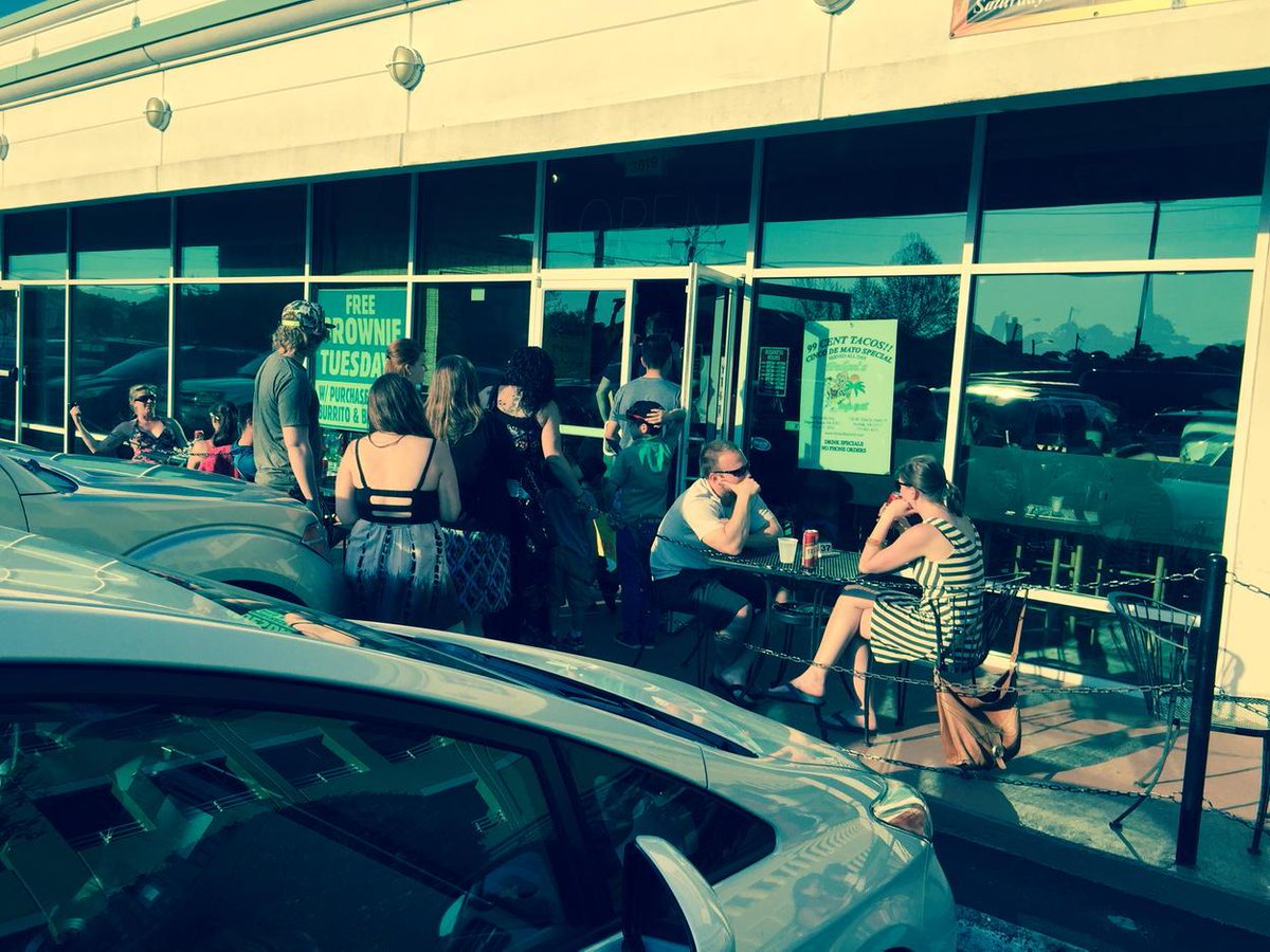 CSofVB's tweet image. Great night at Pelon's. Line out the door but we got some 99 cents tacos.