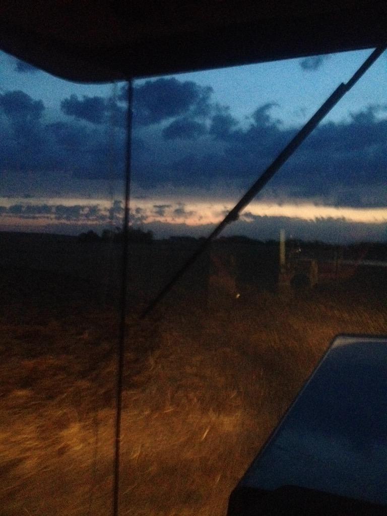 traviswillerton's tweet photo. Clouds movin in on my canola #frigoffsnow #farm365 http://t.co/b6qNYgI9Qd