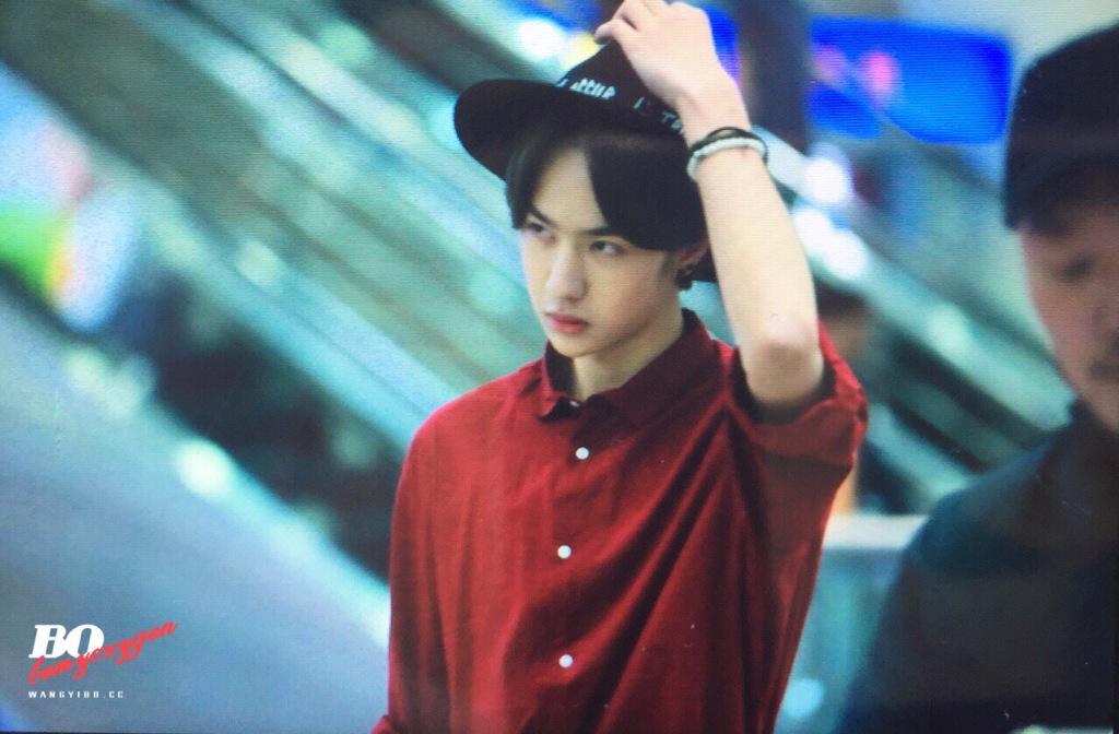 UNIQ_FC_Thai's tweet photo. #Yibo #UNIQ @ PVG Airport [2015506] 
Cr. _BemyOxygen http://t.co/UBDtoaeWta
