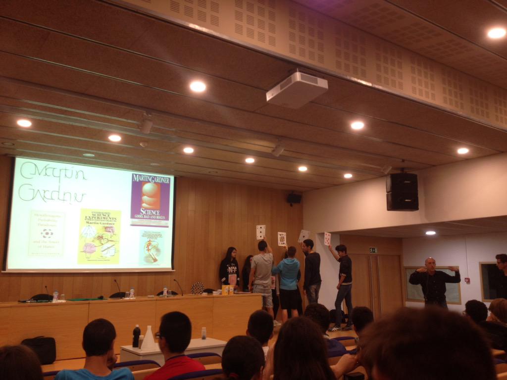 Matí UVic-UCC del Mercat de Ciència i Tecnologia. Taller de Màgia-Ciència, matemàtiques aplicades món de la màgia.👏🏻