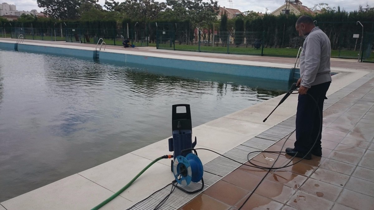 Ya han comenzado los trabajos de adecentamiento de la #Piscina para preparar la temporada de #Verano2015 en #Bormujos