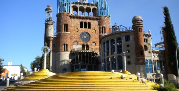 Harlanmag's tweet photo. Verdades como catedrales (Justo vs Norman Foster) 
http://t.co/ggSZigtkOW http://t.co/zRwQeEERcc
