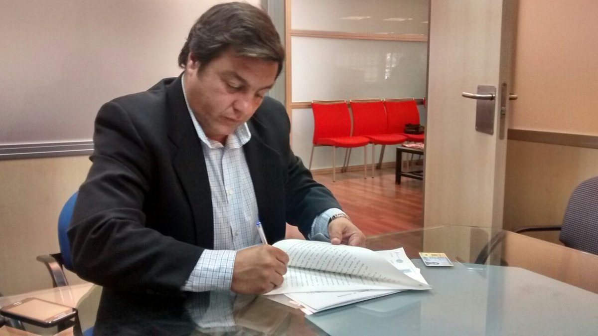 BENALMADENAPA's tweet photo. JUAN ANTONIO MARTÍN ORDÓÑEZ, FIRMA ANTE NOTARIO LA DONACIÓN DE TODOS SUS BIENES, SI NO CUMPLE CON SU PROGRAMA. http://t.co/uaNrZaHng3