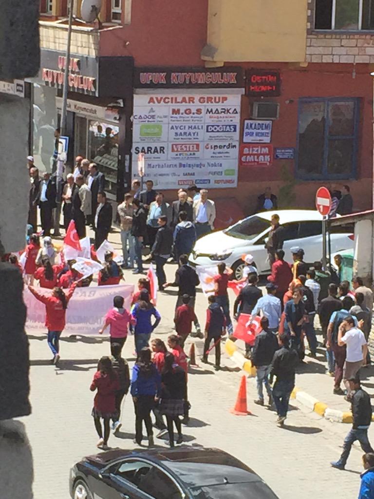 alihaydarfirat's tweet photo. İlköğretim öğrencilerini yasak OLMASINA rağmen Muş'taki Davutoğlu'nun mitingine götürüyorlar. http://t.co/NNXzjDwdRE