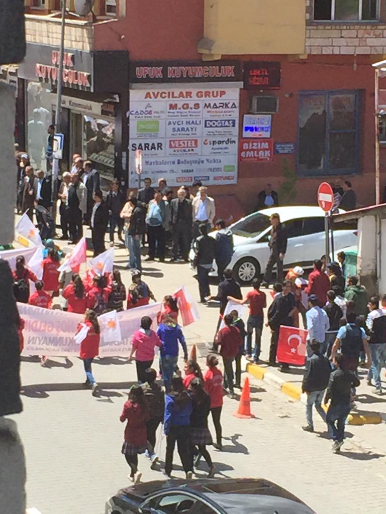 alihaydarfirat's tweet photo. İlköğretim öğrencilerini yasak OLMASINA rağmen Muş'taki Davutoğlu'nun mitingine götürüyorlar. http://t.co/NNXzjDwdRE