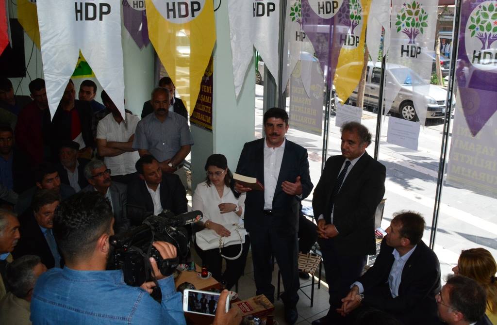 AK Adayımız <a href="/yaktay/">Yasin Aktay 🇹🇷</a> HDP seçim bürosunu ziyaret etti.