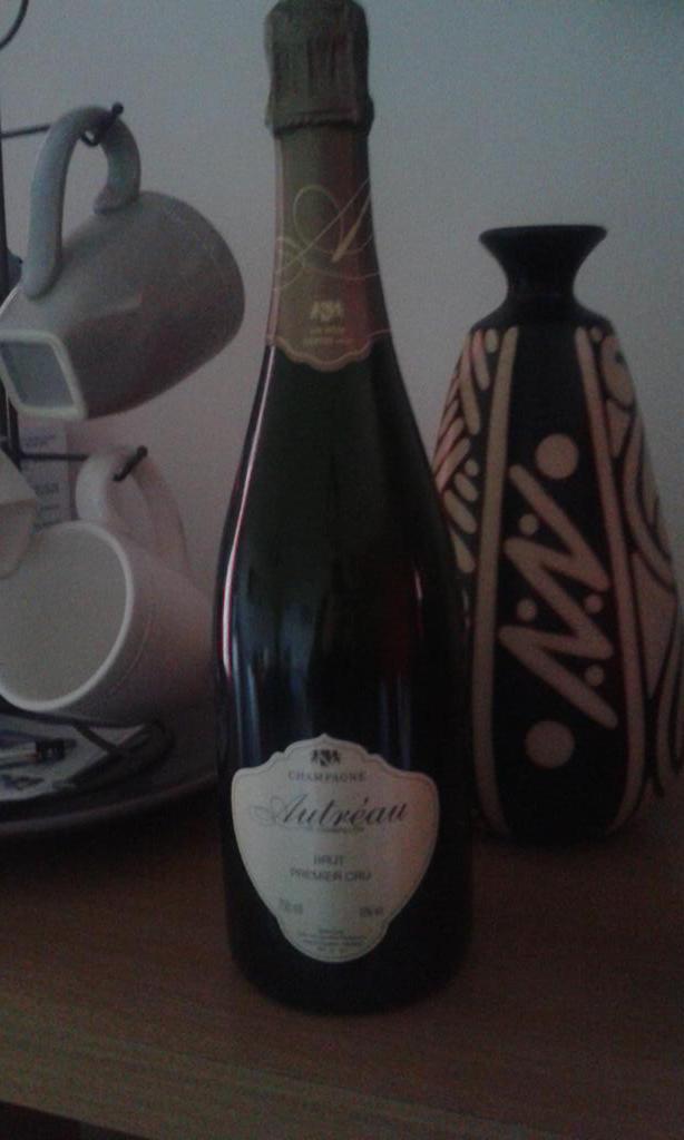 schriver's tweet photo. Je n ai pas eu mon trophée #SCOPS2015 mais une belle bouteille. Belle cérémonie bravo #alanneeprochaine http://t.co/LuXVhMY6n5