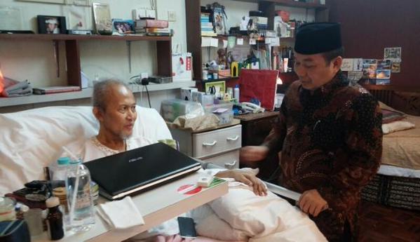 JazuliJuwaini's tweet photo. InnalilLahi wa inna ilaihi raji'un, trt berduka atas meninggalnya Tokoh komedi Indonesia, Ferrasta 'Pepeng' Soebardi http://t.co/QX8MbquRxs
