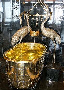 ホテル三日月にある鶴の風呂 金無垢の黄金風呂だよ みかつる勢いって