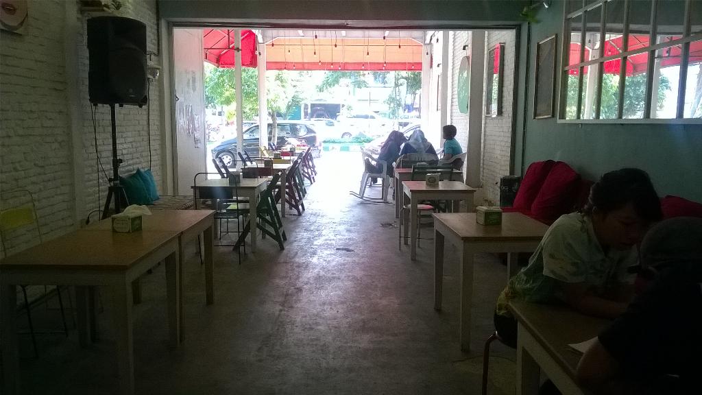 Daripada panas-panasan di jalan. Mending merapat kesini deh. Minum yang segar-segar :) Ajak teman-temanmu :)