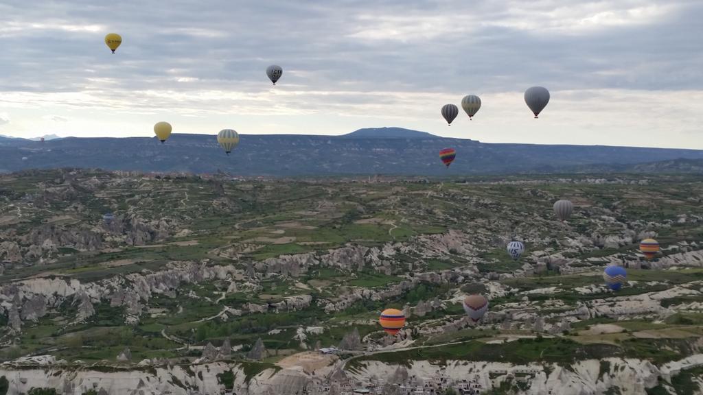 GoiNat26's tweet photo. ฮรี่วันนี้ไปลอยขึ้นฟ้ากัน😸 #FlyRoyal Feel Royal #Cappadocia #Turkey http://t.co/SWQj1NKJdJ